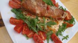 PIECZONY FILET KURCZAKA W SZYNCE PARMEŃSKIEJ TAGLIATELLE Z RUKOLĄ I POMIDORKAMI KOKTAJLOWYMI 480g PIECZONY FILET KURCZAKA W SZYNCE PARMEŃSKIEJ TAGLIATELLE Z RUKOLĄ I POMIDORKAMI KOKTAJLOWYMI 480g
