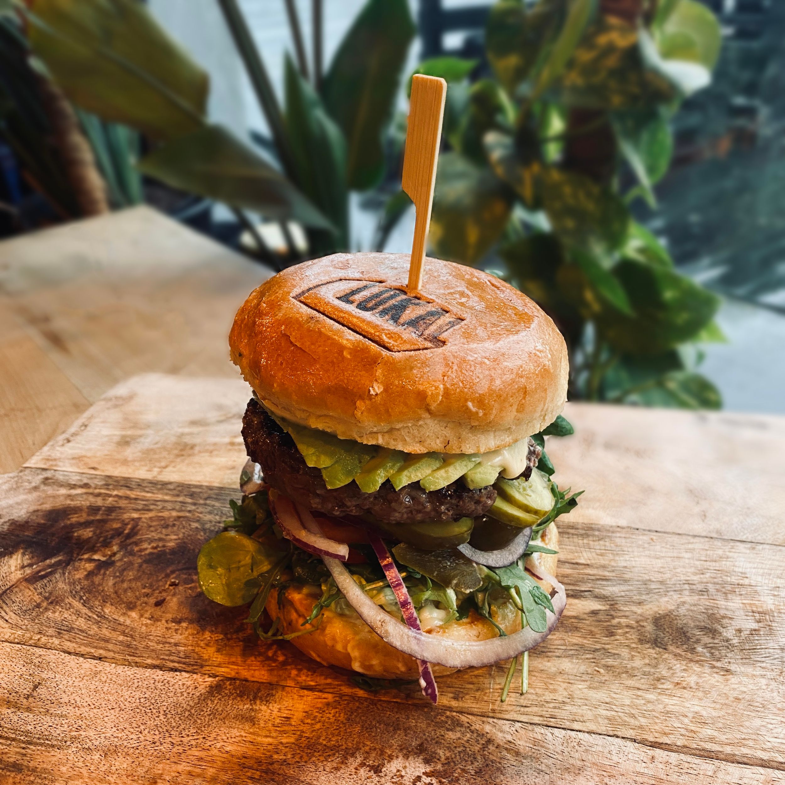 burger z avocado i papryczką