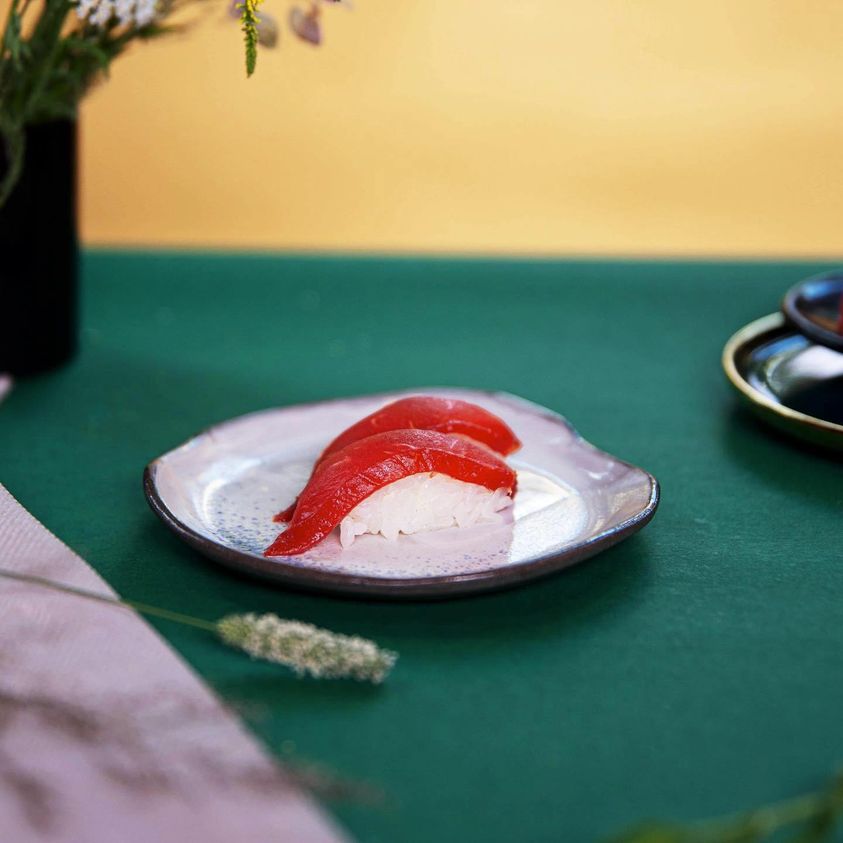 Wege sushi: nigiri z pomidorem
