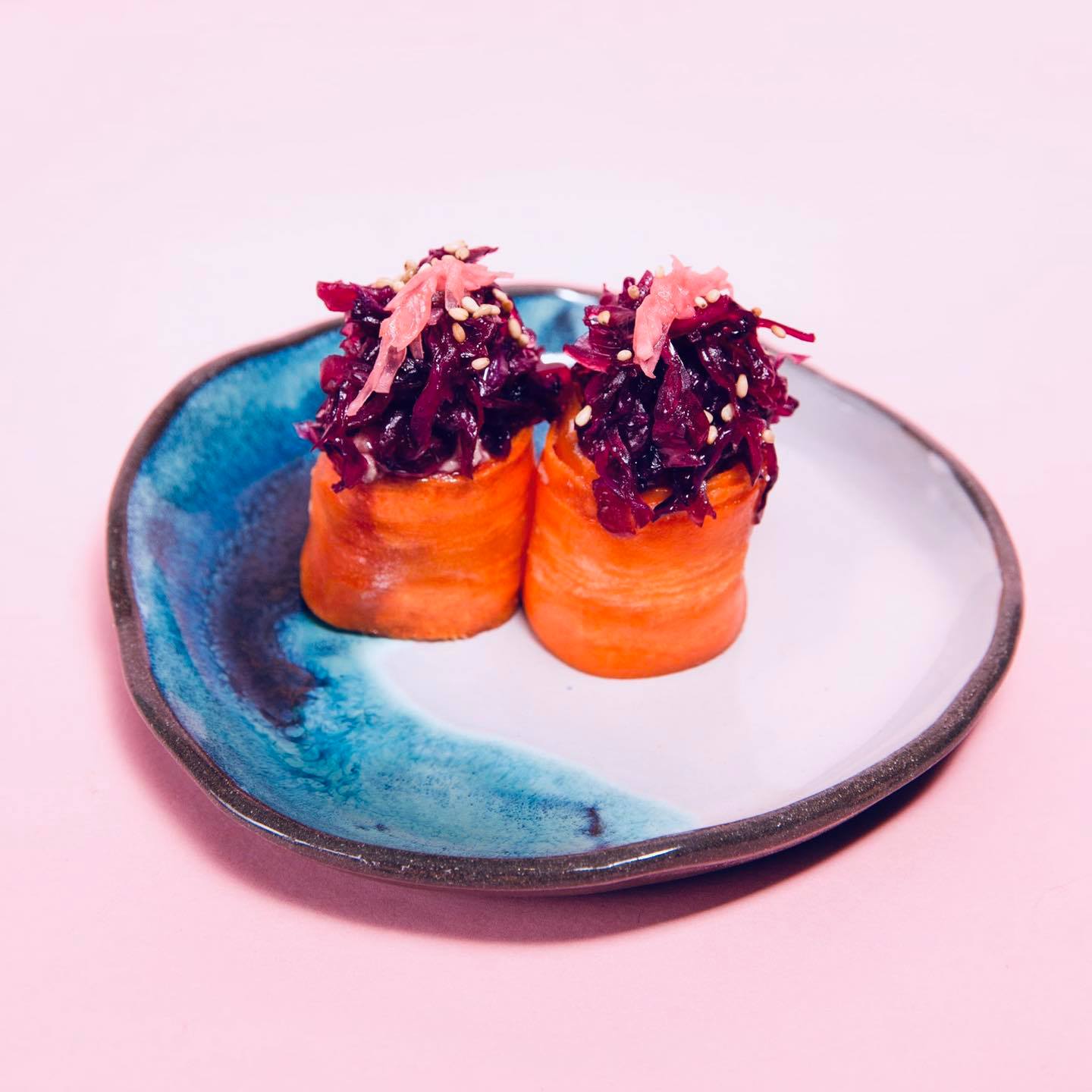 Vege sushi Mokotów - torcik z marchewką i kinpirą z kapusty