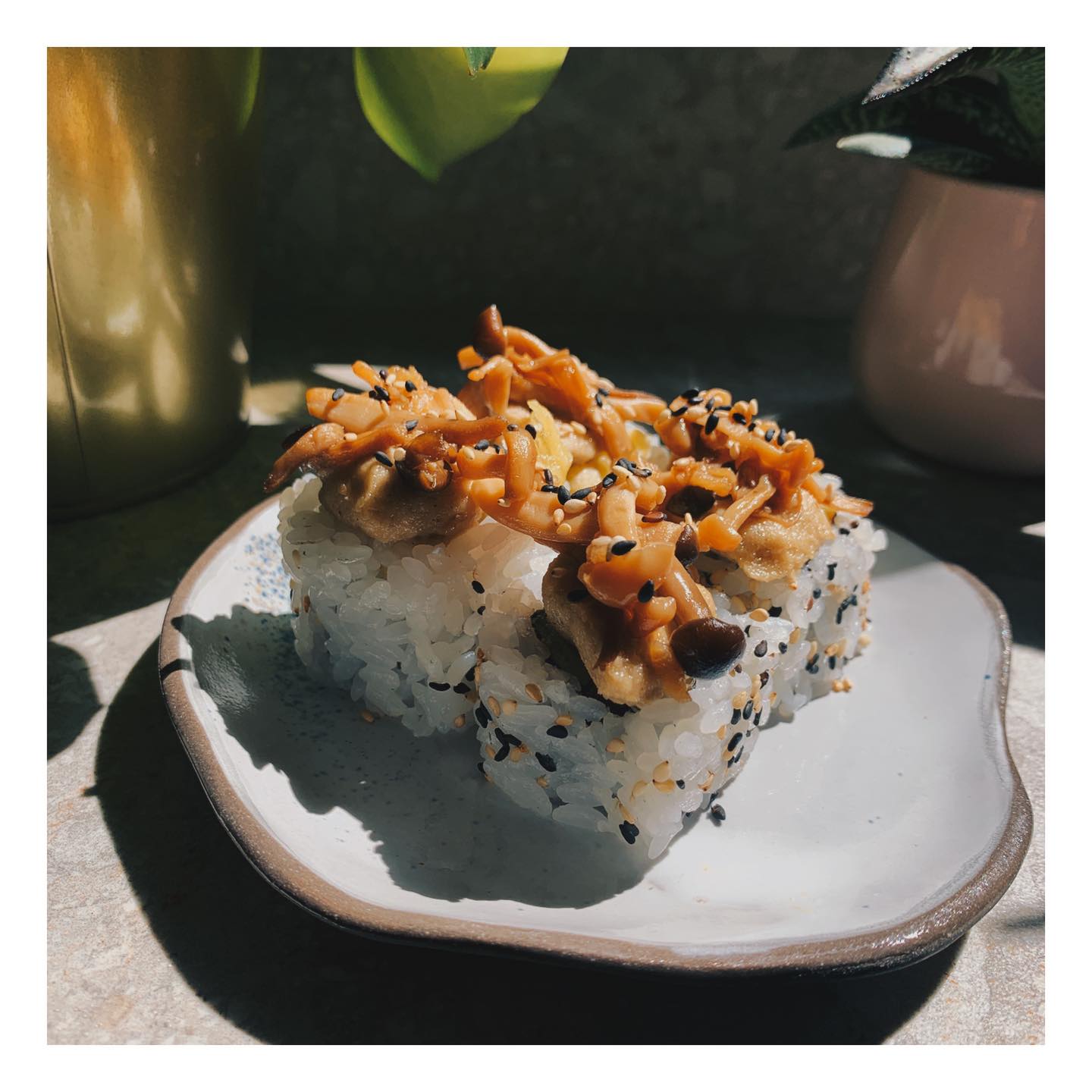 Vege sushi Mokotów - uramaki z grzybami shimeji