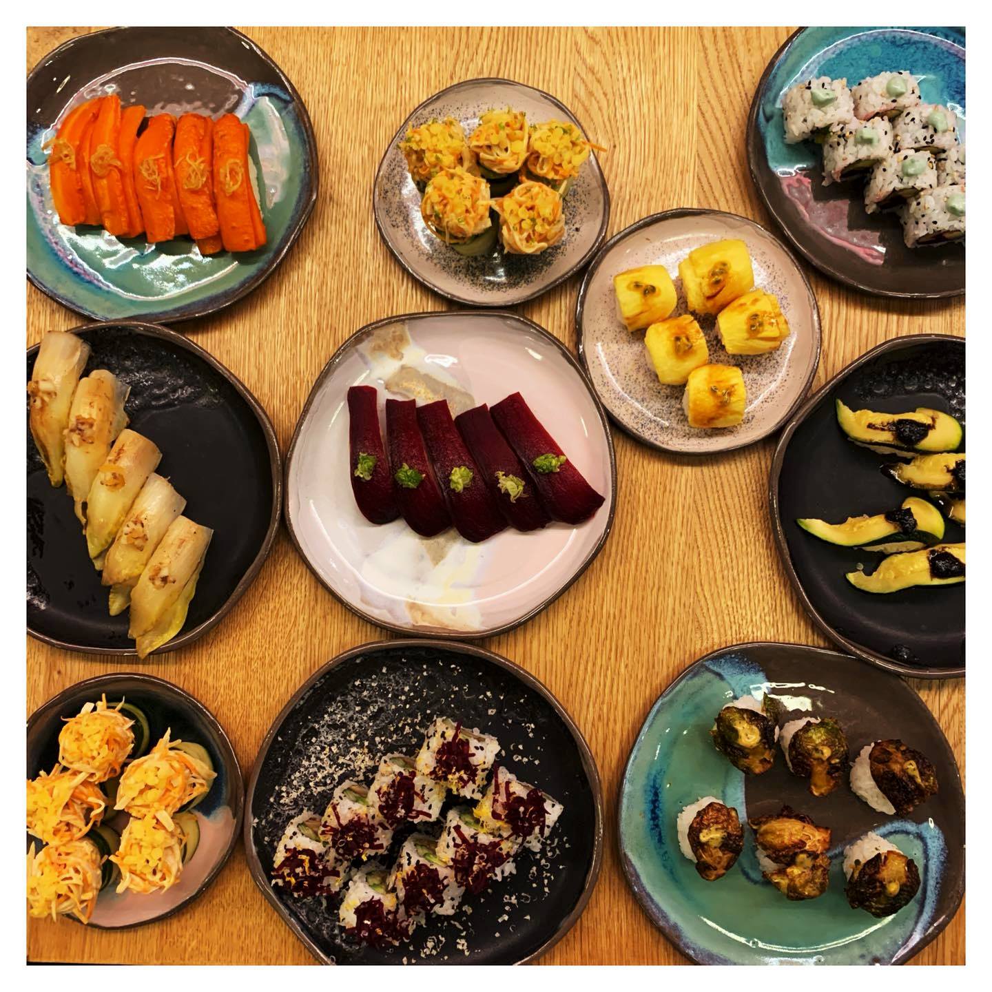 Wegetariańskie sushi - zestaw stojący na stole